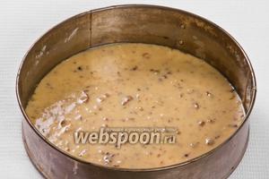 Выливаем 1/3 всего теста на предварительно смазанную маргарином или подсолнечным маслом и посыпанную мукой форму для коржей. Затем выпекаем корж в духовке 20-25 минут при температуре 180°C. Всего должно получиться 3 коржа.