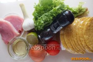 Подготовьте основные ингредиенты: вымойте и обсушите мясо, овощи, зелень. Подготовьте лепёшки, масло, выжмите сок из лайма.