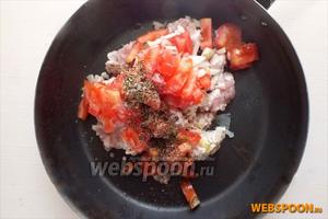 Посолите и поперчите по вкусу. Добавьте томаты, сок лайма и кумин. Потушите, помешивая, 5-7 минут.