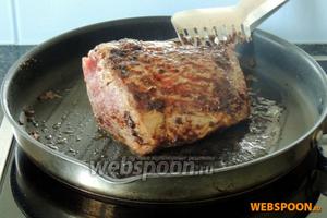 Мясо выдержим при комнатной температуре 1 час. Приправляем и обжариваем на очень сильном огне на сковороде с толстым дном на сливочном масле. Обжариваем со всех сторон 10 минут.