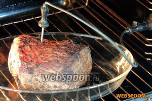 Духовку заранее разогреваем до 120°С. Жаростойкую посуду разограваем в духовке и кладём в неё антрекот. Градусник вставляем в самое толстое место мяса, но не касаясь дна посуды. Готовим при температуре ядра 40-45 °С около 20 минут, если хотите кровавый ростбиф. Если полностью прожареный, то 30-40 минут с температурой в ядре 50-60°С. Внимание: температура в ядре поднимается медленно и к концу времени только достигнет указанного уровня.