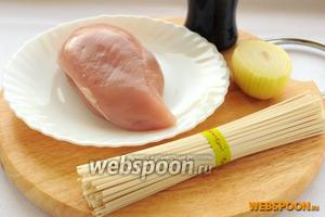Для приготовления пшеничной лапши с курицей вам понадобятся: куриное филе, пшеничная лапша, соус терияки, вода, репчатый лук и немного зелёного для украшения.
