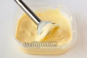 Вынуть массу из морозильника и с помощью блендера взбить её до однородной массы. Поставить в морозильную камеру опять на 1 час. Через час ещё раз взбить массу с помощью блендера.