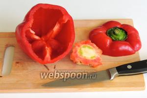 Отрежем небольшой кусок с плодоножкой, чтобы было похоже на крышку перца. Очистим перец от семян и сердцевины.