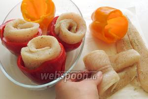 Филе приправляем по вкусу. Сворачиваем филе по длине в трубочку, получаться «рулет». Вкладываем рулет в середину перца, плотно придавливая.