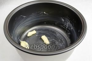 Внутренние стенки чаши мультиварки (у меня мультиварка Panasonic) смазать кусочком сливочного масла. Оставшееся масло на дне.