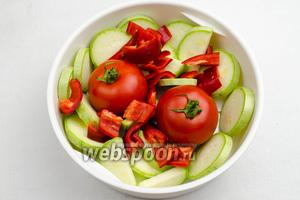 Овощи вымыть. Перец почистить. Кабачок и перец нарезать кусками. Выложить подготовленные овощи в кастрюлю для приготовления продуктов на пару.