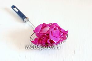 Хорошо порциями стряхнуть лепестки розы на сите, чтобы удалить случайно попавший мусор или жучков.