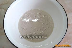 Готовим опару. Я сразу использую всю воду, сахар, соль, дрожжи и 3-4 ложки муки. Всё хорошо перемешать венчиком и оставить подходить.
