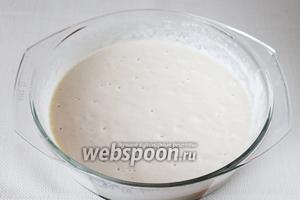 Приготовить опару. Молоко смешать с тёплой водой. Добавить соль, сахар, масло, яйцо и часть муки, смешанной с сухими дрожжами. Поставить в тёплое место, накрыв салфеткой.