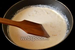 Не уменьшая огонь, добавляем бульон и сливки не менее 20% жирности, солим и перчим. Постоянно помешивая, варим смесь до уменьшения объёма вдвое.
