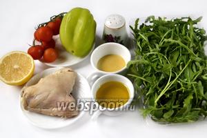 Для салата приготовим: заранее отваренное куриное мясо, рукколу, сладкий перец, помидоры черри, оливковое масло, лимон для сока, дижонскую горчицу, соль и перец.