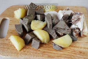 Нарезать картофель, печень и сало крупными кусками для измельчения в кухонном комбайне. У меня вышло 2 закладки.