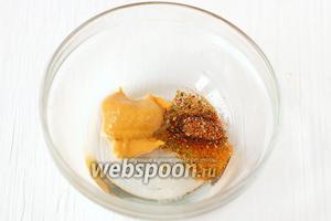 Для глазури соединить горчицу (1.5 ч. л.), соль (1 ч. л.), подсолнечное масло (3 ст. л.) и приправу для курицы (3 щепотки).