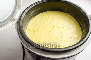 Поставить чашу в мультиварку. Закрыть крышку. Включить режим приготовления «Выпечка», установить время 65 минут. После сигнала добавьте 10 минут режима «Подогрев» пусть бисквит постоит в тепле.