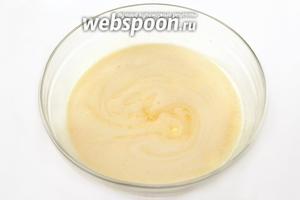 Вливаем в яйца растопленный, но не горячий маргарин, а затем соду, погашенную уксусом или лимонным соком. Смешиваем две жидкие массы.
