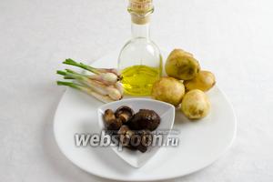 Чтобы приготовить блюдо, нужно взять картофель, мороженые грибы, лук репчатый (у меня был молодой), соль, оливковое масло.