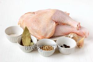 Для приготовления курицы тушёной в мультиварке нам понадобится курица или любые составляющие части курицы (бедра голени, крылышки, окорочка, грудки. Использовать они лишь грудки для этого рецепта не рекомендуется — мясо выйдет слишком сухим), приправа для курицы, соль, чеснок, перец горошком, лавровый лист.