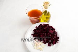 Тем временем готовим заправку для борща. Для этого нужно взять оливковое масло, томатный сок , свёклу нашинковать тонким коротким бруском, чеснок нарубить мелко.