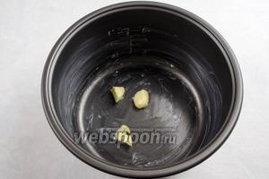 Внутренние стенки чаши мультиварки (у меня мультиварка фирмы Панасоник, но я думаю что во всех мультиварках хоть Редмонд или Поларис все одинаково) смазать кусочком сливочного масла. Оставшееся масло оставить на дне.