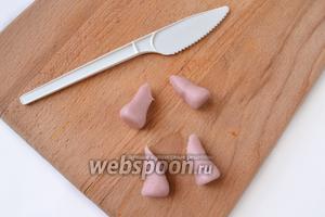 Раскатываем 4 конуса, широкий конец приплющиваем — это будут копыта, а узкий срезаем под углом, чтобы можно было прикрепить к туловищу.