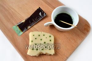 Порошковые натуральные пищевые красители, представляющие собой красящие экстракты растений (куркумин, аннато, хлорофилл и др.), в небольшом количестве насыпаем в чашечку и разводим водой. Опускаем кончик зубочистки в краситель и прокалываем кусочек марципана по всей поверхности.