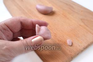 Два мелких кусочка размером с горошину расплющиваем и придаем каплевидную форму. Прикрепляем к голове, формируя удлиненные ушки.