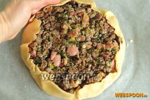 На больший круг теста выкладываем начинку, оставляя место до края в 3-4 см. Заворачиваем вверх тесто.