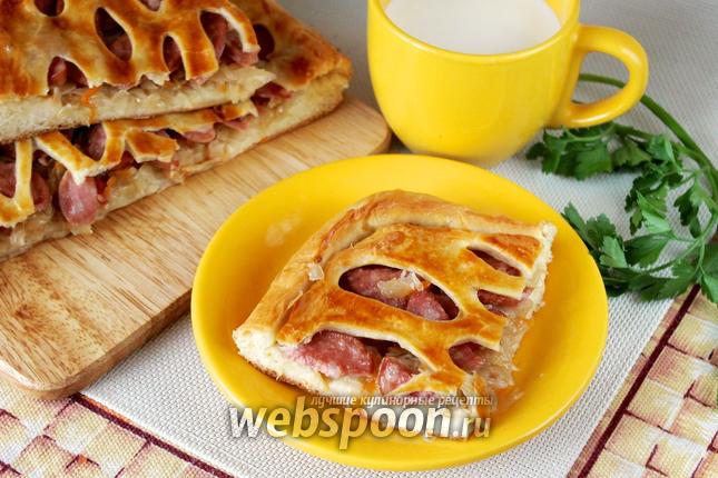 Фото Пирог с квашеной капустой и шпикачками