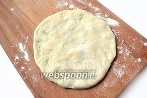 Приплющиваем узелок с начинкой и аккуратно по кругу, держа на весу, разминаем его снова в лепёшку.