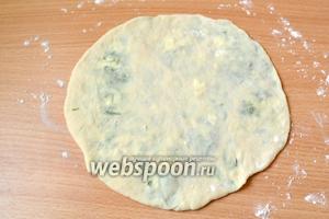 Очень бережно раскатываем скалкой лепёшку с начинкой в тончайший блин. Толщина не более 0,5 см, диаметр около 20 см.