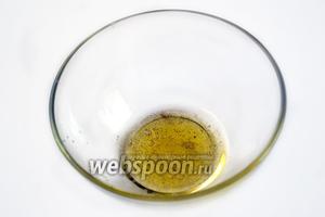 Взбиваем до состояния эмульсии арахисовое масло с лимонным соком и перцем. Перец лучше использовать свежемолотый.