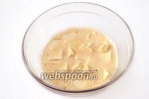 Нарезаем в яичную смесь кусочки сливочного масла или маргарина и разбиваем их в мелкозернистую массу.