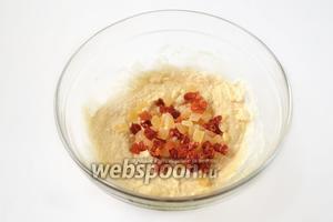 Смешиваем творог с яйцом, сахаром, ванильным сахаром, добавляем муки, перемешиваем. В полученную творожную массу добавляем мелкие кубики цукатов.