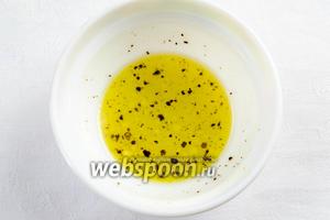 Приготовить заправку для салата: свежий сок лимона смешать с сахаром и солью, добавить рубленный чеснок, оливковое масло и тщательно взбить массу. В ступке измельчить душистый перец. Часть добавить в заправку, остальным перцем посыпать готовый салат.