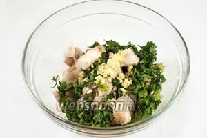 Мякоть трески отделяем от костей и кожи, добавляем мелко нарезанную петрушку и выдавленный через пресс чеснок. Вымешиваем, растирая до пюреобразной массы.