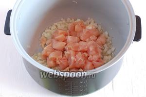 Добавить куриное филе, порезанное небольшими кусочками. Готовить 10-15 минут при закрытой крышке мультиварки.