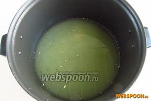 Из бульона удалить мясо, лук и морковь и процедить его через частый дуршлаг. Мясо залить небольшим количеством бульона и укутать, чтобы оставалось горячим.