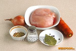Для приготовления бульона нужно взять куриное филе, морковь, репчатый лук, горошины чёрного перца, лавровый лист, воду и овощную приправу.