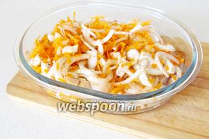 В форму для запекания налить растительное масло и положить куриное филе. Сверху выложить лук и морковь. Посолить и сдобрить специями по вашему вкусу. Поставить стеклянную форму в холодную духовку. Температуру включить до 220-230°C и готовить 15 минут. Можно открывать духовку и перемешивать содержимое.