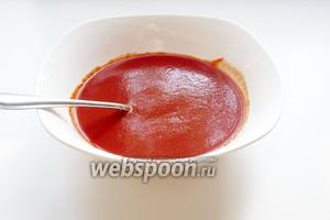 Томатную пасту развести тёплой водой, подсолить и добавить сахар по вкусу, чтобы нейтрализовать кислоту.
