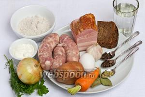Основные ингредиенты: ржаная мука, ржаной хлеб, копчённая грудинка, колбаса, картофель, морковь, куриные яйца, лук, чеснок, кипячённая вода, чёрный перец горошком, гвоздика, лавровый лист, укроп, сметана и петрушка.