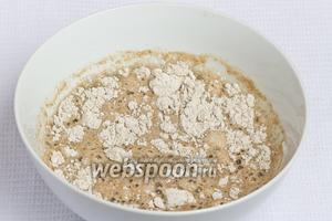 Для начала нужно приготовить закваску. Для этого в ржаную муку добавить кипяток. При добавлении воды, муку надо постоянно помешивать, чтобы не было комочков.