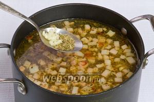 Далее добавляем в суп оставшуюся половину чеснока и 0,5 ч. л. майорана, варим 4 минуты. Суп готов.