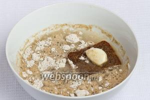 Далее добавляем 1 очищенный зубчик чеснока и накрываем неплотно крышкой. Чтобы закваска приготовилась, нужно поставить её в тёплое место на 5 дней.