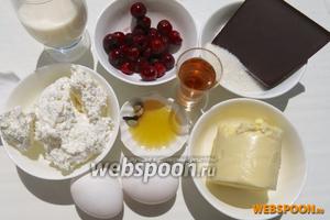 Для десерта возьмём вишню, творог, шоколад, ваниль, сахар, молоко, яйца, сливочное масло, коньяк, мёд, специи — кардамон и гвоздику.