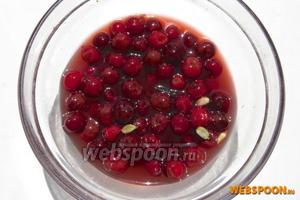 Вишню без косточек заливаем коньяком с мёдом (можно с сахаром) и специями — гвоздикой и кардамоном на ночь.