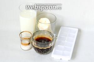 Для приготовления молочного коктейля «Зимний вихрь» возьмём холодное молоко, мороженое, охлажденный эспрессо, ванильный сахар, лёд в кубиках.