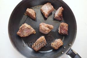 На хорошо раскалённом растительном масле обжарьте куски мяса в течение 1-2 минут до образования хрустящей корочки. Внутри куски мяса должны остаться сырыми, поэтому следите за температурой, она должна быть очень высокая.