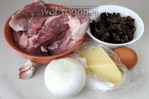 Для приготовления бифштексов возьмём мясо индейки, замороженные опята, белый лук, чеснок, сыр Пармезан, яйцо, растительное масло, соль и молотый чёрный перец.